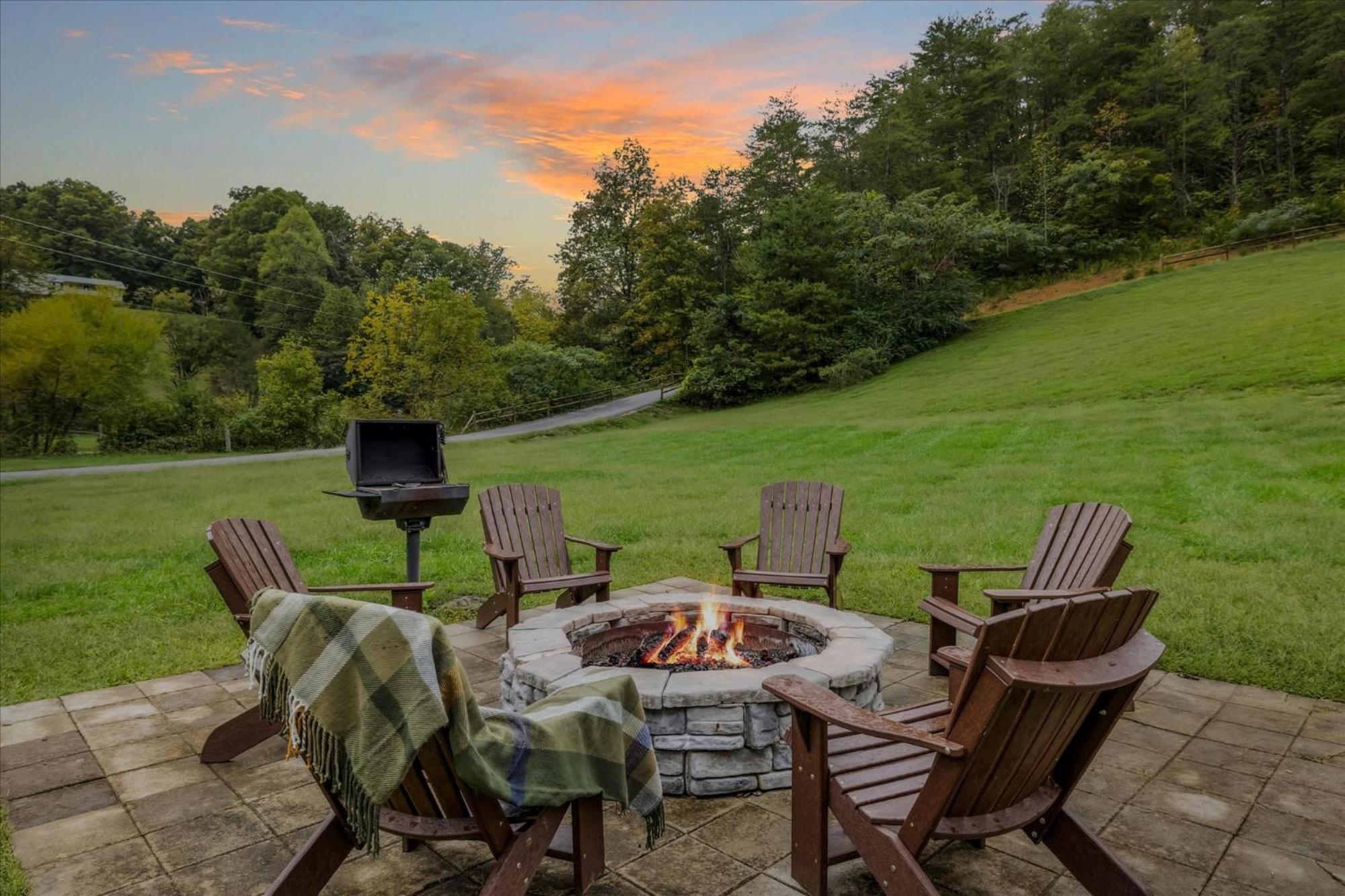 Hot Tub Fire Pit Game Room Theater Easy Access Sleeps 12 - Black Bear Lodge Pigeon Forge Exteriör bild